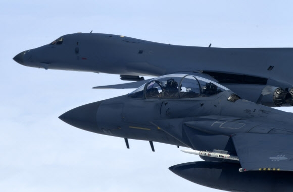 30일 한국공군 F-15K 전투기의 호위를 받은 미 공군 B-1B 전략폭격기가 한반도 상공을 비행하고 있다.  공군 제공=연합뉴스