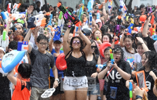 [서울포토] ‘더위를 날리자’… 제5회 신촌물총축제