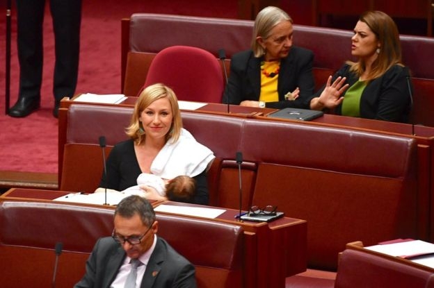 호주의 전 상원 의원인 라리사 워터스가 회의 도중 딸에게 젖을 먹이고 있다. 로이터 자료사진