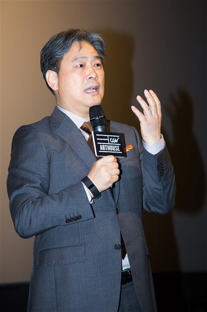 ‘아가씨’ 이후 벌써 1년이 지났다. 후속작이 궁금해진다. 제법 규모가 큰 대작을 포함해 국내외로 여러 프로젝트를 추진하고 있지만 아직 투자가 확정된 것은 없다고 했다. 한참 국내 극장가를 시끄럽게 만든 넷플릭스가 러브콜을 하면 어떤 선택을 할까. “큰돈은 양날의 검이에요. 하고 싶은 영화를 만들 수 있게 해 주지만 부담도 따라요. 남의 돈을 쓰는 것에 대한 책임감은 정말 무겁거든요. 넷플릭스는, 고민되는 일인데 어느 감독이나 마찬가지일 것 같아요. 극장에서 못 건다 해도 아예 만들지 못하는 것보다는 낫겠죠.” CGV 제공