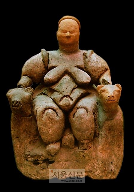 대표 출토품인 테라코타 모신상은 기원전 5750년 제작된 것으로 추정된다.