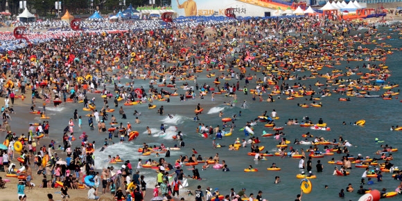 본격적인 휴가철을 맞은 30일 오후 부산 해운대구 해운대해수욕장에서 피서객들이 물놀이를 즐기고 있다.  연합뉴스