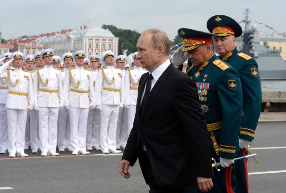 러시아 해군, 소련 붕괴 후 최대 규모 군사 퍼레이드 