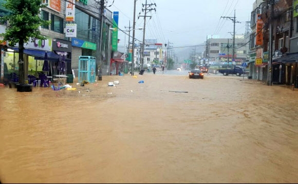 31일 오전 충북 음성지역에 최고 149?의 폭우가 쏟아지면서 금왕읍의 한 도로가 물에 잠겨 상가들이 침수 피해를 당했다.  독자제공 = 연합뉴스