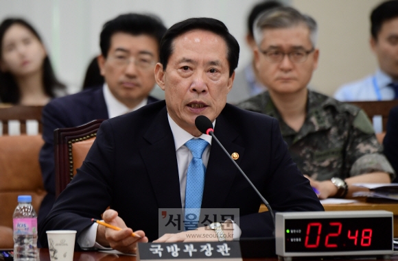 송영무 국방부장관이 31일 국회에서 열린 북한 ICBM미사일 발사 관련 긴급 국방위전체회의에 참석, 의원들의 질문에 답변을 하고 있다. 이종원 선임기자 jongwon@seoul.co.kr