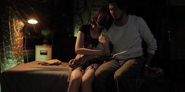 영화 ‘비에 흔들리는 여자’ 메인 예고편의 한 장면.