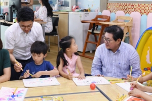 [현장 행정] 아이 돌보며 근무… 광진 ‘키즈룸 혁신’