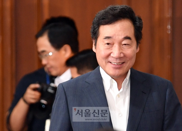 1일 정부서울청사에서 열린 국무회의에 참석한 이낙연총리가 회의실로 들어서고 있다. 박지환 기자 popocar@seoul.co.kr