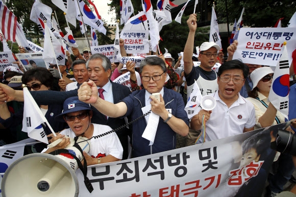 구호 외치는 조원진