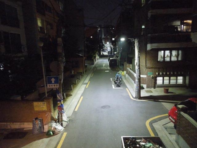 서울 강서구가 ‘좋은 빛 사업’을 통해 낡은 가로등 대신 발광다이오드(LED) 가로등으로 교체한 골목길의 모습. 강서구 제공