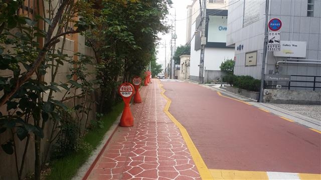 서울 강남구 청담초등학교 보호구역 일대 보행로 바닥 공사 후 모습. 바닥을 붉은색으로 재도색하면서 보호구역임을 알도록 노란선을 표시했다. 강남구 제공