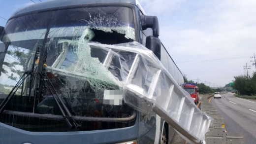 달리는 버스에 철제 사다리 ‘쾅’