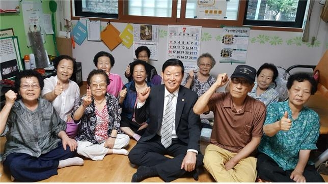 이병해 서울시의원(가운데)이 무다위 쉼터로 지정, 운영중인 마포구 덕성경로당을 찾아 어르신들과 간담회를 갖고 기념촬영을 하고 있다.