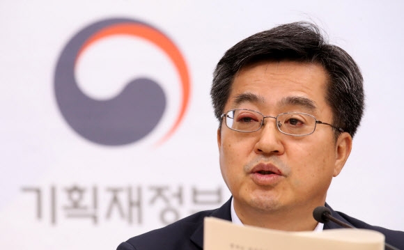 세법개정안 설명하는 김동연 부총리
