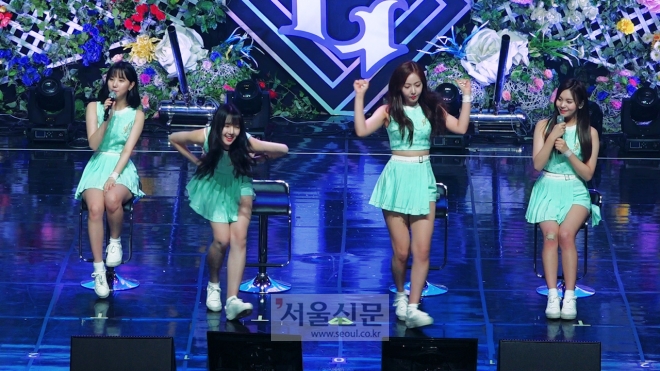 걸그룹 여자친구 멤버들이 ‘귀를 기울이면’의 안무 시범을 보이고 있다.