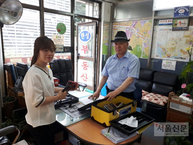 2일 생활공구 공유사업에 참여한 서울 관악구 낙성대동의 한 부동산. 관악구 제공 