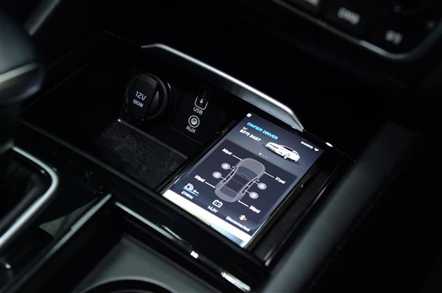 NFC기술을 활용한 스마트폰을 차량 내 무선충전기에 올려 놓은 모습. 현대모비스 제공