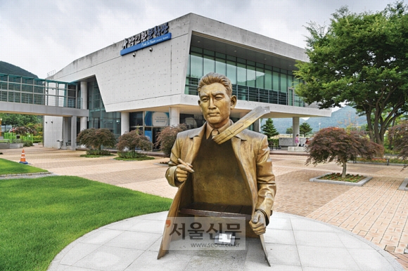 문학관 앞에 세워진 ‘모던 보이’ 박인환 동상.
