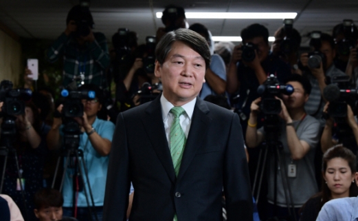 [서울포토] 기자회견장 들어서는 안철수 전 대표