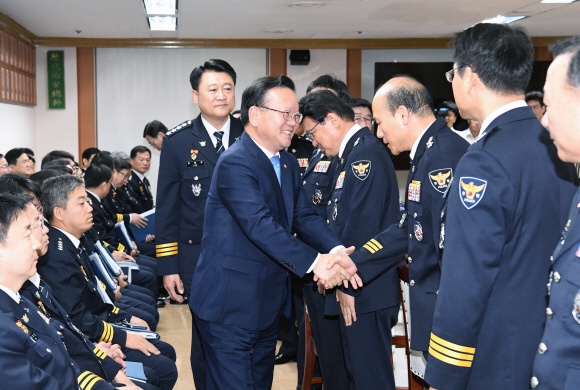 김부겸 행정안전부 장관이 3일 서울 서대문구 경찰청 본청에서 열린 경찰 전국지휘부 회의에서 모두발언을 마친뒤 전국 광역 시도 청장들과 악수를 나누고 있다.  이호정 전문기자 hojeong@seoul.co.kr