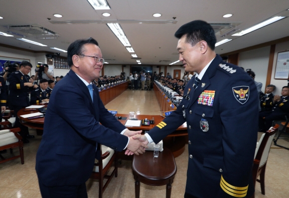 김부겸 행정안전부 장관(왼쪽)이 3일 서울 서대문구 경찰청 본청에서 열린 경찰 전국지휘부 회의에서 인사말을 마친 뒤 이철성 경찰청장과 악수하고 있다.  이호정 전문기자 hojeong@seoul.co.kr