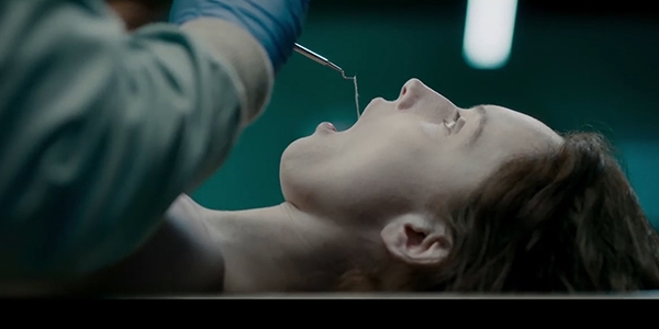 영화 ‘제인 도’ 메인 예고편의 한 장면.