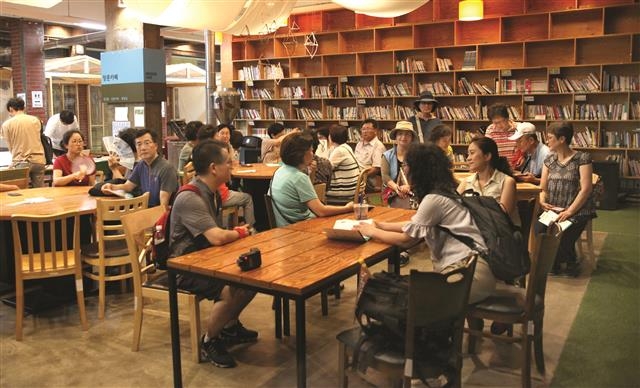 옛 식품의약품안전처 자리에 들어선 서울혁신파크 안 24시간 개방 도서관에서 참석자들이 휴식을 취하고 있다.