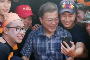 문 대통령 해사 생도 격려...잠수함 탑승도