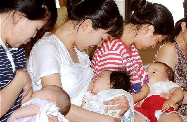 광진구 보건소에서 열린 모유 수유 체험교실에서 산모들이 아기에게 모유를 먹이고 있다. 서울신문 DB