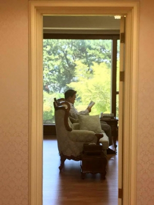 文대통령, 휴가 중에 읽은 ‘명견만리’ 일독 권유…“누구에게나 권하고 싶은 책”