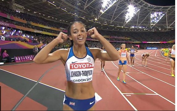 카타리나 존슨-톰프슨(영국)이 여자 7종경기 네 번째 이벤트인 200m를 1위로 마쳐 생애 첫 메달을 바라볼 수 있게 돼 기뻐하고 있다. BBC 동영상 캡처 
