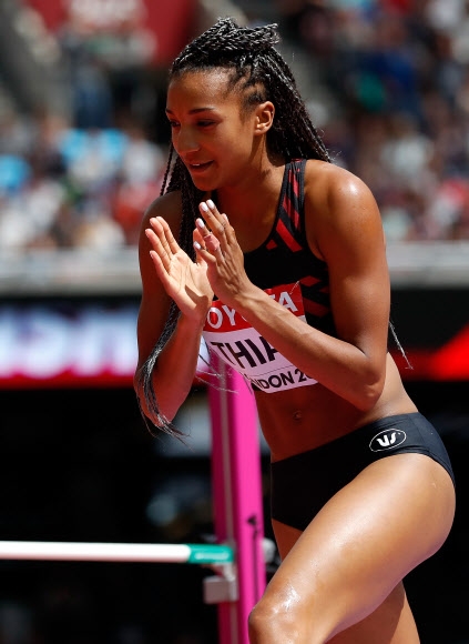 리우올림픽 챔피언인 나피사투 티암(벨기에)이 여자 7종경기 높이뛰기를 마친 뒤 만족한 듯 스스로에게 박수를 보내고 있다. 런던 AP 연합뉴스 