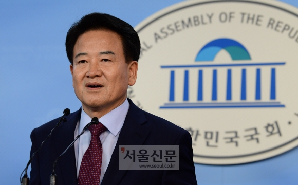 8·27 전당대회 당대표 선거에 출마 선언한 국민의당 정동영 의원이 국회에서 기자회견을 열고 발언 하고 있다. 이종원 선임기자 jongwon@seoul.co.kr