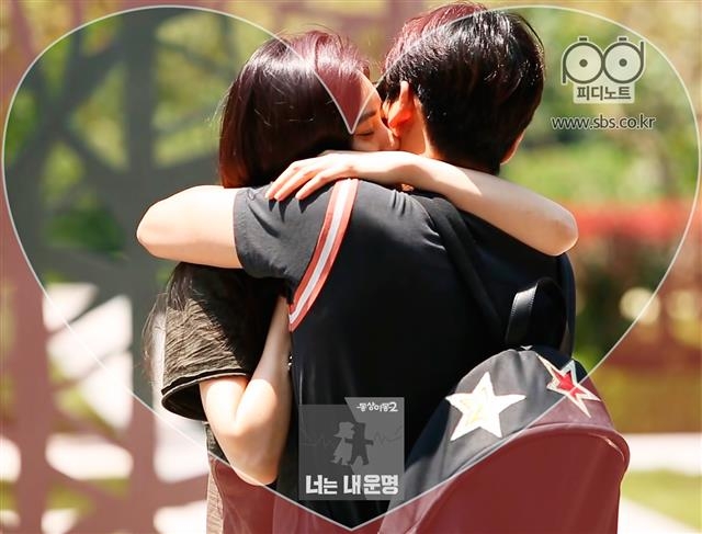 지난 1월 결혼해 중국 베이징에 신접 살림을 차린 배우 추자현(왼쪽)이 작품 촬영을 위해 두 달간 쓰촨에서 지낼 남편 우효광과 포옹을 하며 작별 인사를 하고 있다. 이들은 SBS 예능 ‘동상이몽2-너는 내 운명’을 통해 신혼 생활을 공개해 시청자들의 관심을 받고 있다. SBS 제공