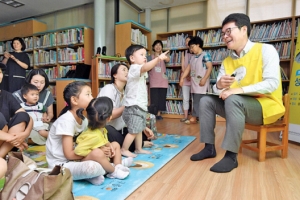 [현장 행정] 악어 흉내 내는 구청장… 아이들 “또 읽어주세요”