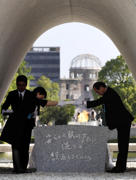 미국의 히로시마 원자폭탄 투하 72주년인 6일 마쓰이 가즈미(오른쪽) 히로시마 시장이 새로 추가된 원폭 희생자 명단을 건네받고 있는 모습. 히로시마 AP 연합뉴스