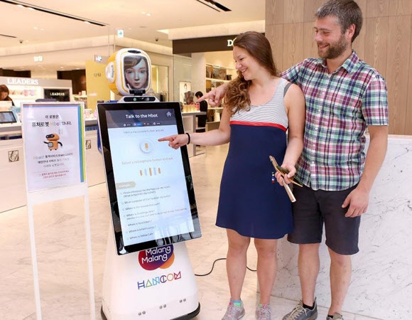 한컴 로봇쇼핑도우미 “AI로 통역해 드려요” 