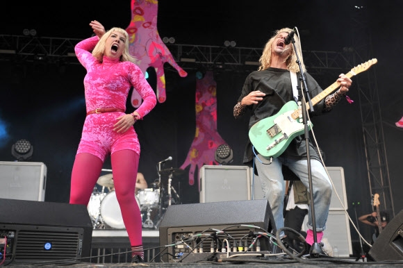 그룹러브의 헤나 후퍼와 크리스챤 주코니가 6일(현지시간) 미국 시카고 그랜트 공원에서 공연을 하고 있다. AP 연합뉴스