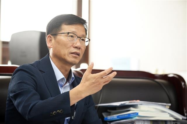 유영록 경기 김포시장이 7일 서울신문과의 인터뷰에서 남북 공동 한강하구 생태·물길조사 추진과 풍무역세권 개발 등 주요 시정에 대해 설명하고 있다.