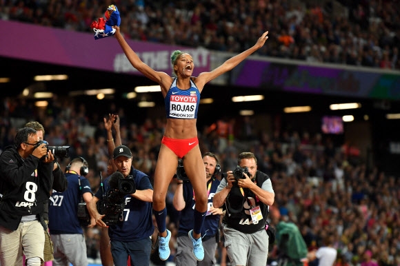 베네수엘라 Yulimar Rojas가 7일(현지시간) 영국 런던에서 열린 ‘2017 런던 세계육상선수권대회’여자 3단 뛰기에서 우승을 차지하고 기뻐하고 있다. AFP 연합뉴스