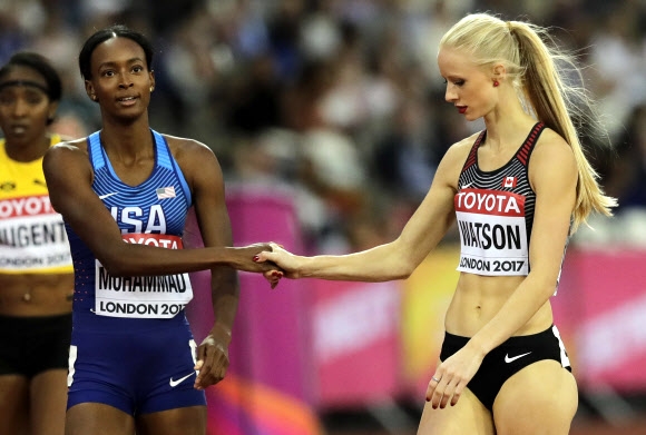 캐나다 Sage Watson이 7일(현지시간) 영국 런던에서 열린 ‘2017 런던 세계육상선수권대회’여자 400m 허들 결승선을 통과 후 미국 Dalilah Muhammad와 악수를 하고 있다. AP 연합뉴스