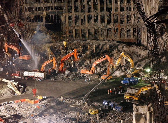 9·11 테러 공격 후 두달이 지난 2001년 11월 7일 미국 뉴욕의 세계무역센터 1빌딩 구역을 중장비를 동원해 잔해 등을 정리하고 있다. AP 자료사진 연합뉴스 