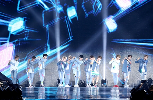 타이틀곡 ‘에너제틱’ 무대를 선보이는 워너원.
