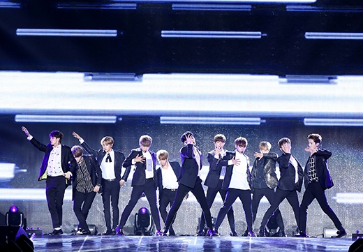 ‘프듀2’ 경연곡 ‘Hands on Me’ 무대 선보이는 워너원.