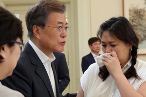 문 대통령, 가습기 살균제 피해 첫 사과…“무거운 책임감 가지고”