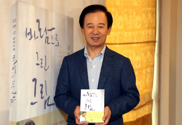 8일 서울 중구 한국프레스센터에서 열린 신작 ‘바람으로 그린 그림’ 출간 기자간담회에서 김홍신 작가가 집필 의도를 설명하고 있다. 연합뉴스