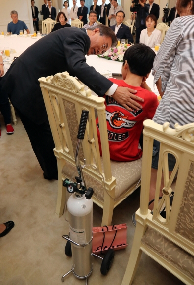 생후 14개월에 피해를 당해 만성 폐질환을 앓고 있는 임성준군의 의자 뒤에 호흡기와 연결된 산소통이 놓여 있다. 안주영 기자 jya@seoul.co.kr