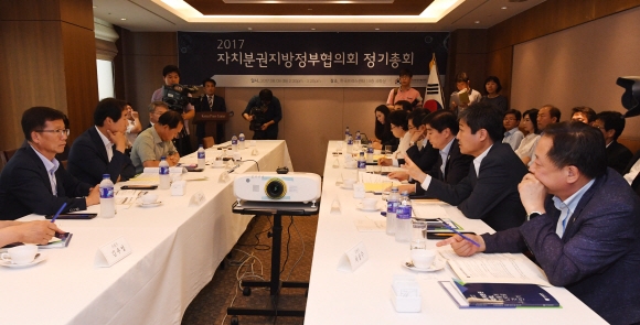 8일 서울 중구 한국프레스센터에서 열린 2017 자치분권지방정부협의회 정기총회에서 자치단체장들이 열띤 토론을 하고 있다. 도준석 기자 pado@seoul.co.kr