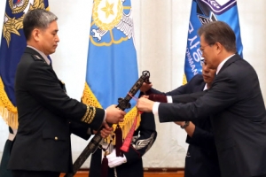 문 대통령, 군 수뇌부들 삼정검에 수치 수여…무엇이길래?