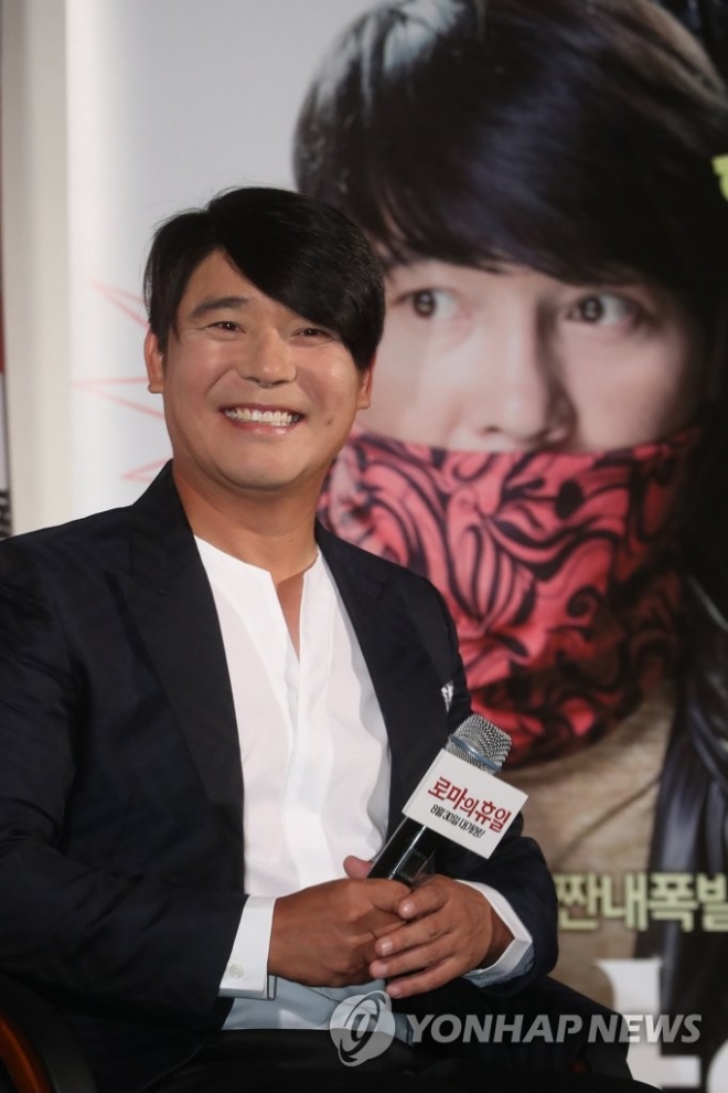 ‘로마의 휴일’ 임창정이 눈가에 파우더를 묻힌 모습으로 눈길을 끌었다.